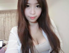 自拍美女露0的胸无挡写真,美女大胆露胸，时尚与道德的边界探讨